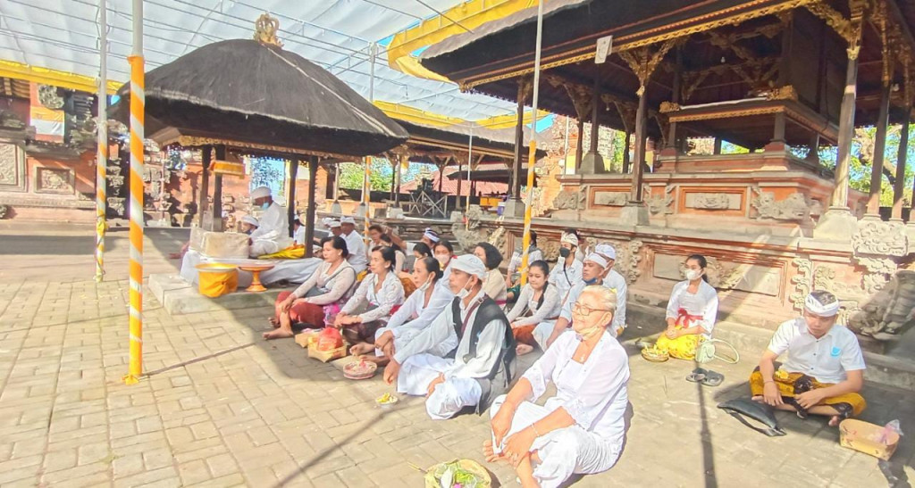 Krama Banjar Adat Untal-Untal Tangkil ring Pura Rambut Siwi